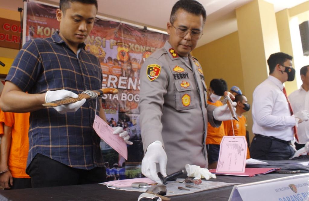 Wakil Kepala Kepolisian Resor Kota Bogor Ajun Komisaris Besar Ferdy Irawan (tengah) menunjukkan senjata yang digunakan pelaku tawuran antarkelompok yang menyebabkan satu korban tewas, Senin (5/12/2022).