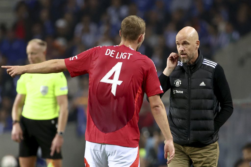 Manajer Manchester United Erik ten Hag (kanan) berbicara dengan bek Matthijs de Ligt saat laga Liga Europa melawan FC Porto di Stadion Dragao, Porto, Jumat (4/10/2024) dini hari WIB. MU akan menghadapi Aston Villa pada laga Liga Inggris, Minggu (6/10/2024).