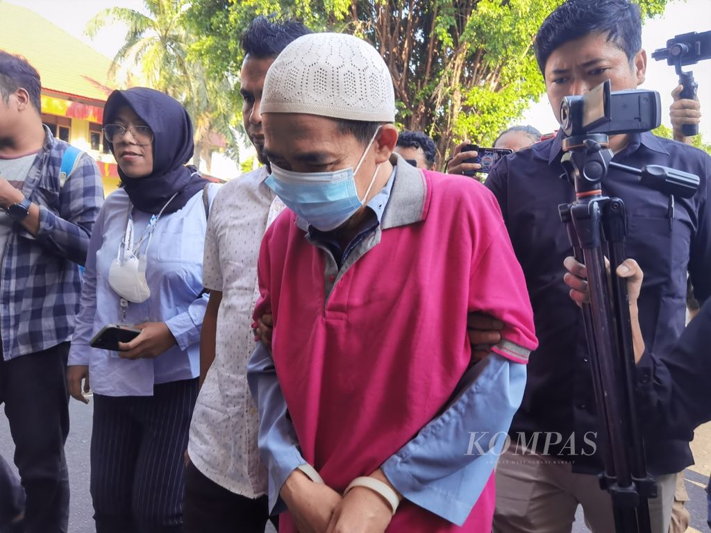 HSN (tangan diborgol) dibawa anggota Kepolisian Daerah Nusa Tenggara Barat menuju tempat konferensi pers di Kantor Polda NTB di Mataram, Selasa (23/5/2023). Pemimpin sebuah pondok pesantren di Sikur, Lombok Timur, itu ditangkap dan menjadi tersangka kasus dugaan kekerasan seksual terhadap santrinya.