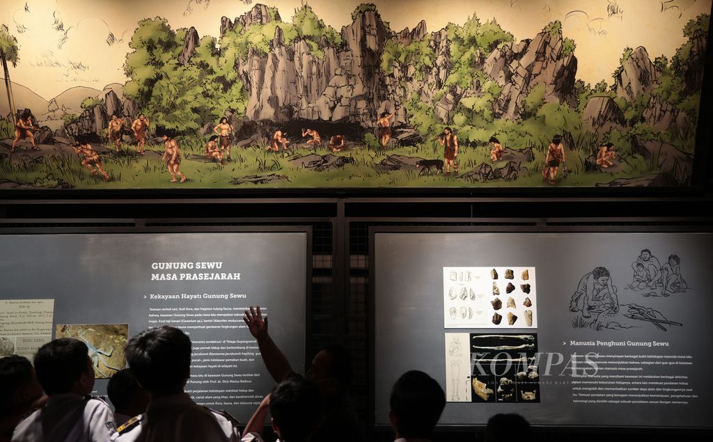 Siswa-siswa sebuah sekolah menengah pertama mengunjungi Museum Song Terus di Punung, Pacitan, Jawa Timur, Selasa (3/1/2023). Museum Song Terus merupakan museum yang menghadirkan sebuah perjalanan manusia, kebudayaan, dan lingkungan alam di Gunung Sewu sejak masa purba hingga sekarang. 