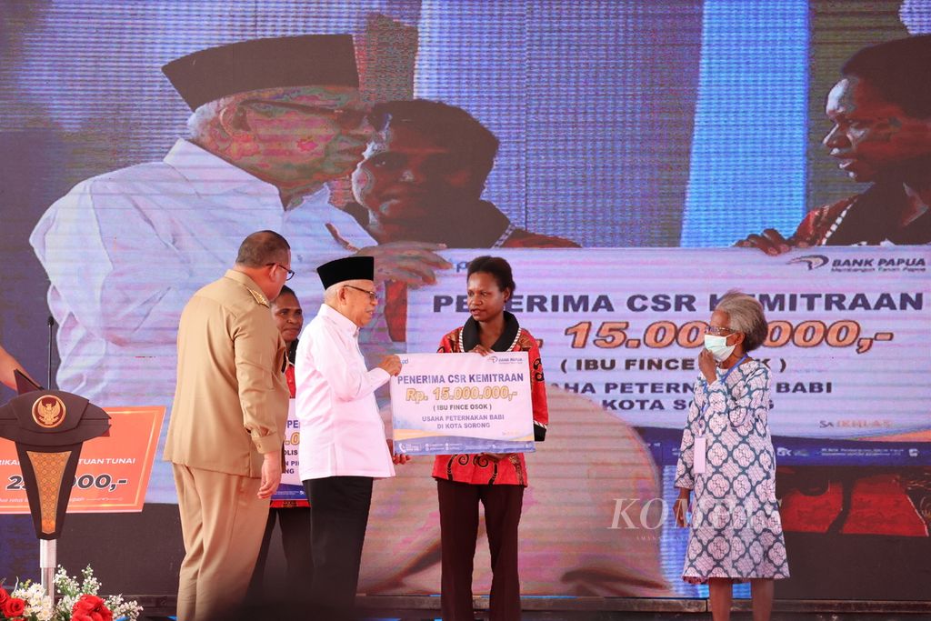 Wakil Presiden Ma’ruf Amin menyerahkan bantuan CSR dan KUR dari Bank Papua secara simbolik kepada para pelaku UMKM di Kota Sorong, Papua Barat Daya, Senin (17/7/2023).