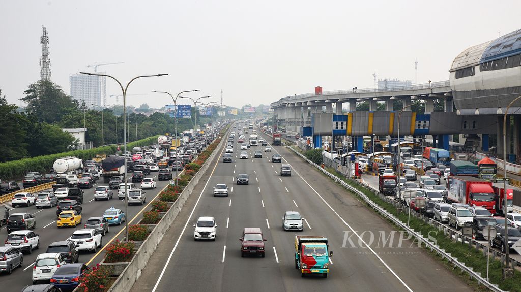 Kepadatan lalu lintas di ruas jalan tol Jagorawi di kilometer 7, Jakarta Timur, dari arah Jakarta menuju Bogor, Sabtu (11/9/2021).