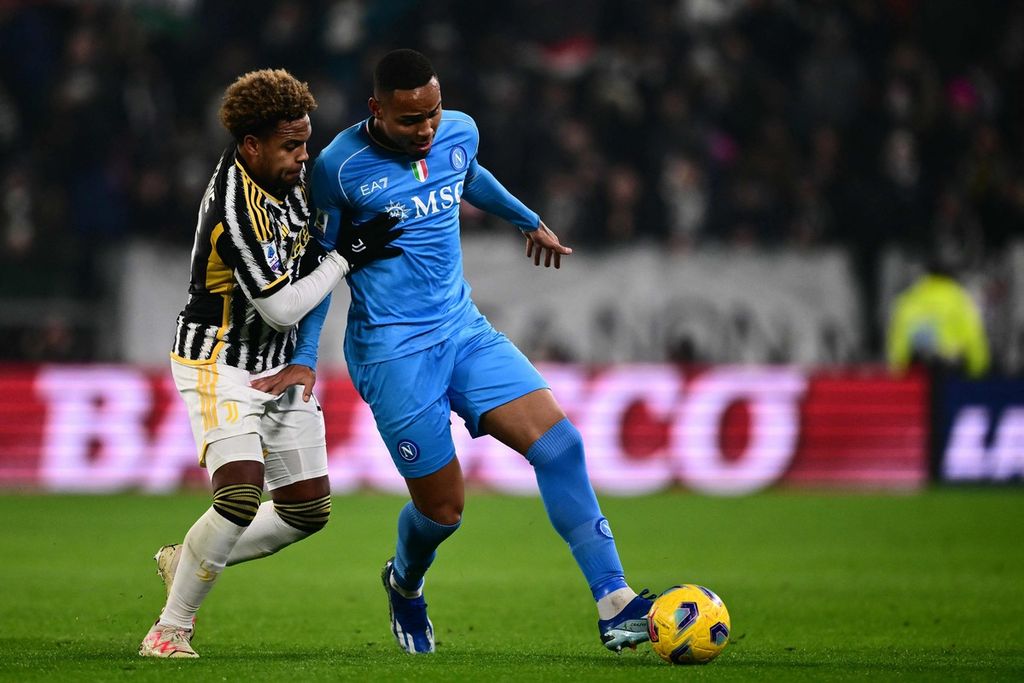 Bek Napoli, Natan (kanan), berupaya mempertahankan bola dari ancaman pemain Juventus, Weston McKennie, pada laga Liga Italia di Stadion Allianz Arena, Turin, Italia, 8 Desember 2023.