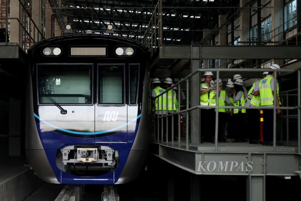 Dua set rangkaian kereta MRT di Depo MRT Lebak Bulus, Jakarta Selatan, Kamis (12/4/2018) lalu. PT MRT Jakarta menyiapkan tenaga ahli untuk mengoperasikan kereta MRT.