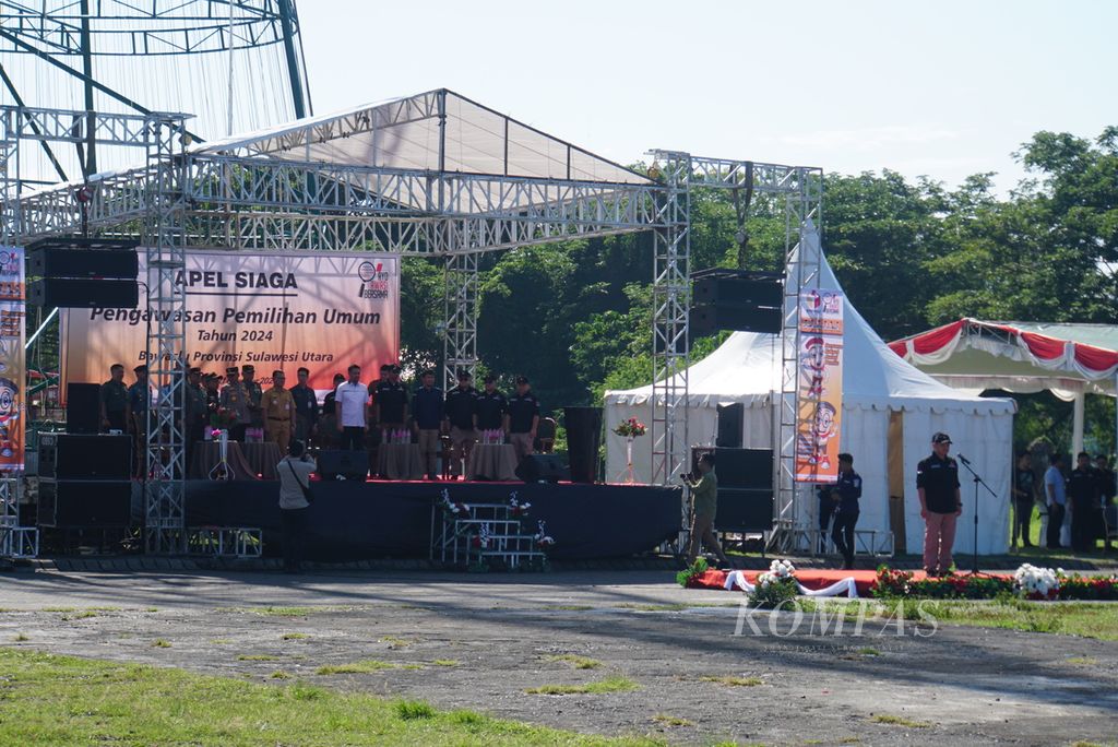 Suasana apel siaga yang digelar Badan Pengawas Pemilu (Bawaslu) Sulawesi Utara di Manado, Selasa (21/11/2023). Apel yang diikuti 500-an anggota Panwascam itu digelar untuk mengonsolidasi kesiapan pengawasan Pemilu 2024.