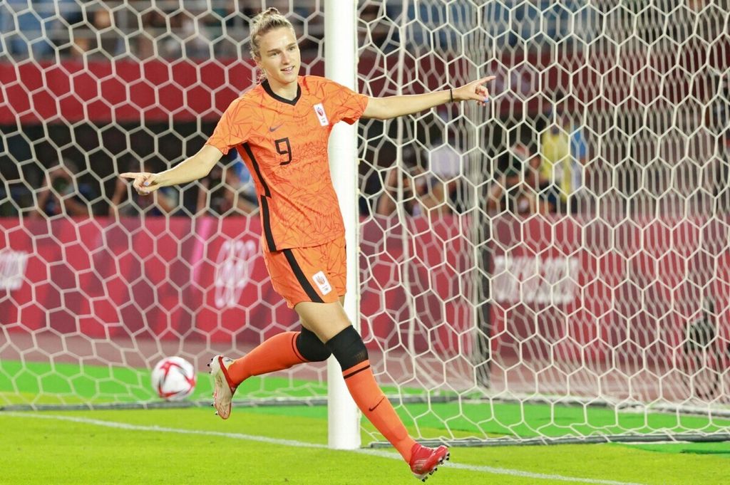 Pemain timnas putri Belanda, Vivianne Miedema, merayakan golnya ke gawang Brasil pada laga penyisihan Grup F Olimpiade Tokyo 2020 di Stadion Miyagi, Miyagi, Jepang, 24 Juli 2021. 