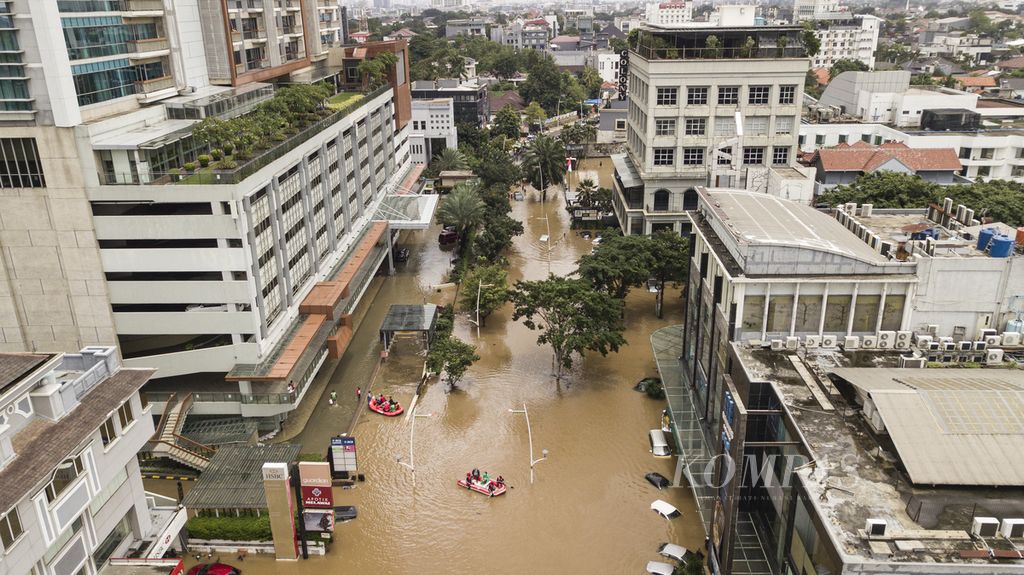 Foto udara yang memperlihatkan banjir yang merendam jalan Kemang Raya, Jakarta Selatan, Sabtu (20/2/2021). Banjir di kawasan elit tersebut merendam puluhan kendaraan roda empat dan memaksa penghuninya dievakuasi meninggalkan lokasi. 