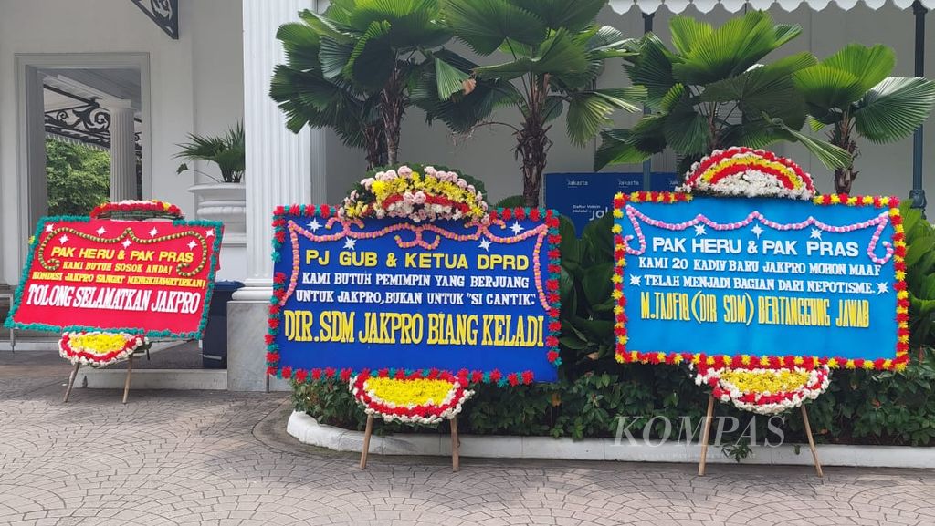 Penjabat Gubernur DKI Jakarta Heru Budi Hartono dan Ketua DPRD DKI Jakarta Prasetio Edi Marsudi mendapatkan kiriman karangan bunga terkait situasi di tubuh PT Jakarta Propertindo.