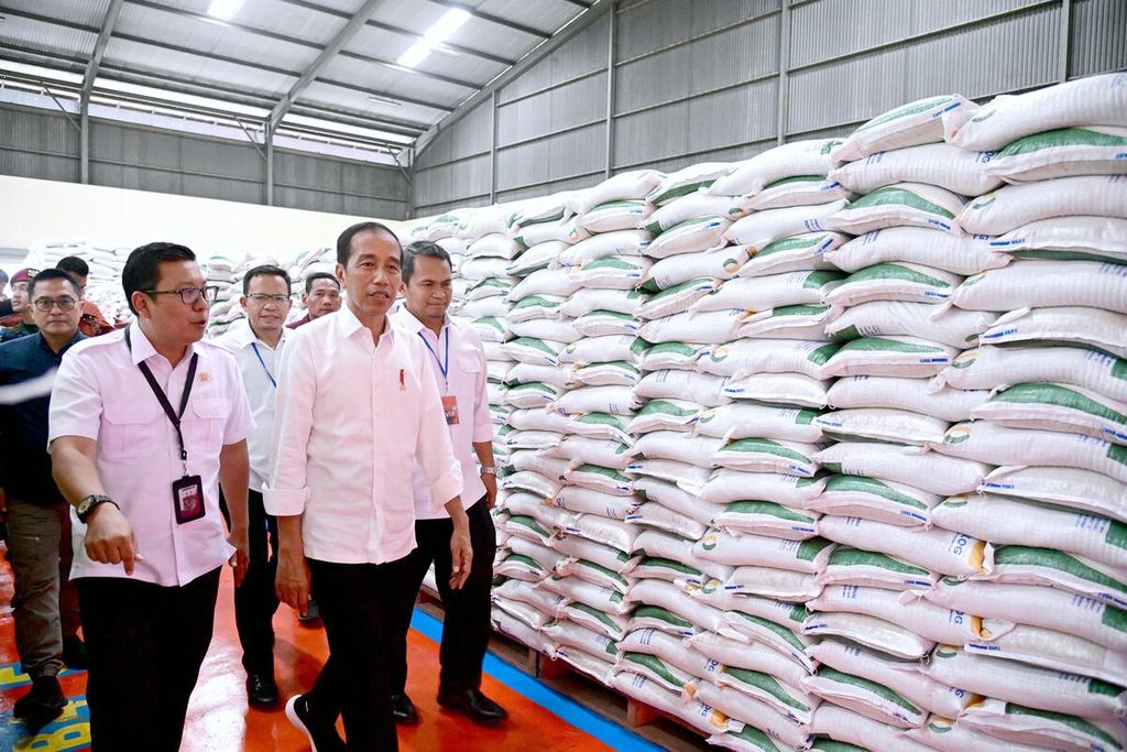 Presiden Joko Widodo memantau ketersediaan cadangan beras di Gudang Bulog Gadang, Kota Malang, Jawa Timur, Kamis (14/12/2023). 