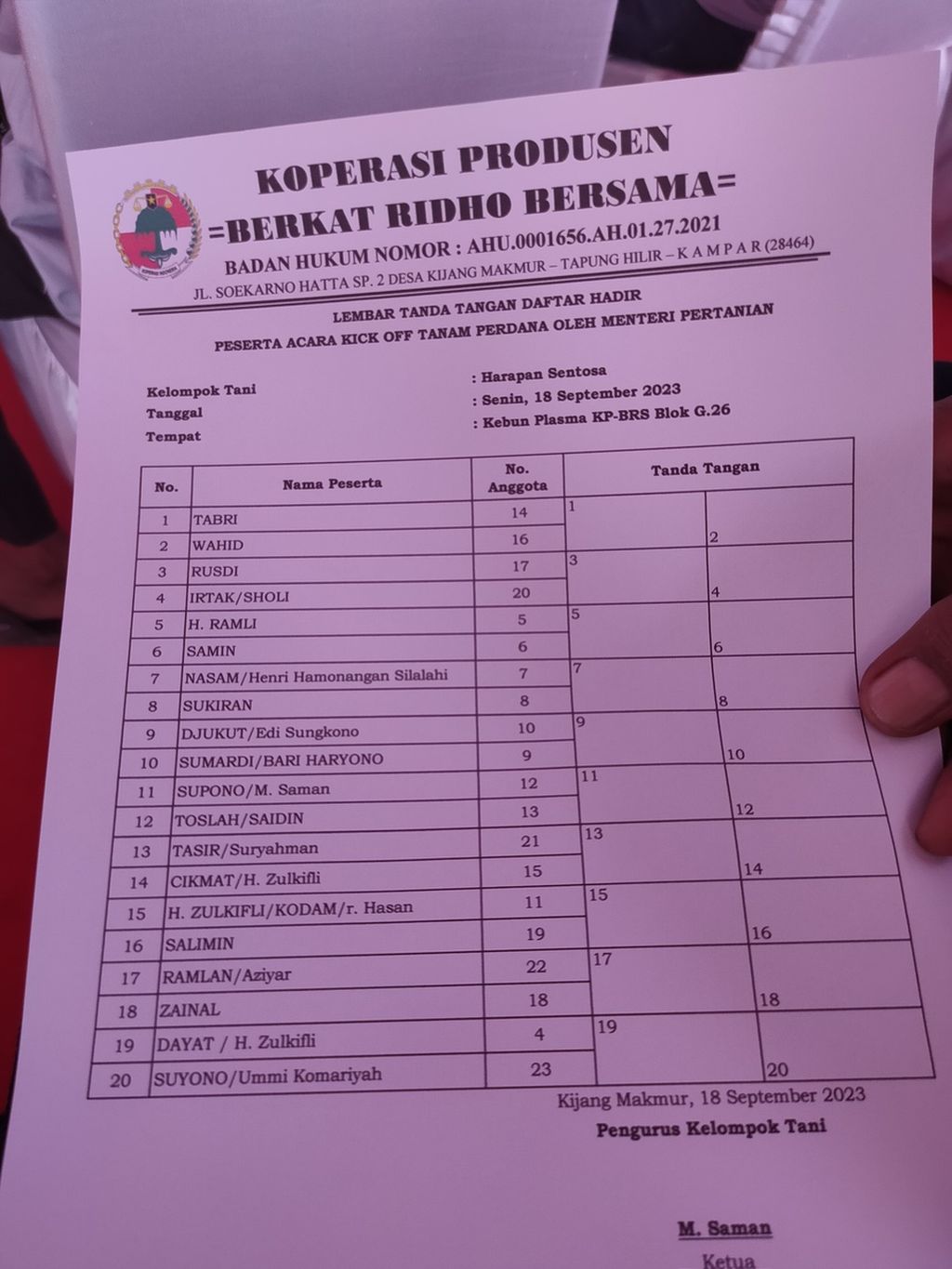 Seorang anggota Koperasi Berkat Ridho menunjukkan nama-nama petani yang akan mendapat dana bantuan dalam program Peremajaan Sawit Rakyat di Desa Kijang Makmur, Kecamatan Tapung Hilir, Kampar, Riau, Senin (18/9/2023).