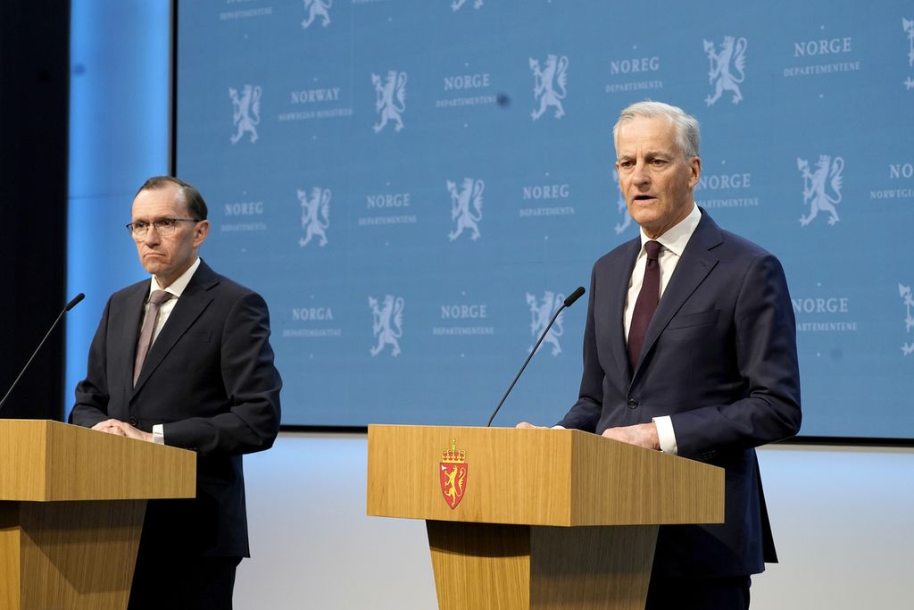 Norwegian Prime Minister Jonas Gahr St&oslash;re (right) and Norwegian Foreign Minister Espen Barth Eide announced in a press conference in Oslo, Norway on Wednesday (22/5/2024) that Norway recognizes the state of Palestine.