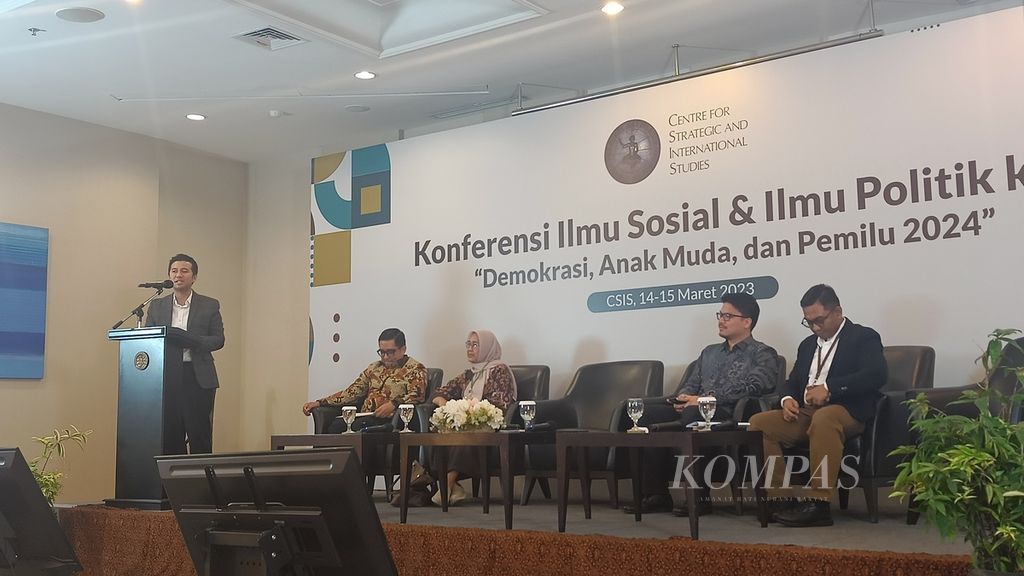 Wakil Gubernur Jawa Timur Emil Dardak (kiri) menyampaikan materi dalam Konferensi Ilmu Sosial dan Ilmu Politik II bertema ”Demokrasi, Anak Muda, dan Pemilu 2024” di Jakarta, Selasa (14/3/2023).