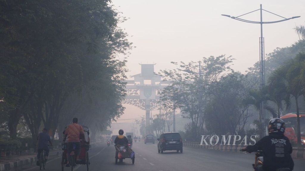 Kabut asap pekat menyelimuti Kota Banjarmasin, Kalimantan Selatan, Minggu (1/10/2023) pagi. Kabut asap yang dipicu maraknya kebakaran hutan dan lahan gambut di sejumlah daerah di Kalsel membuat kualitas udara menjadi tidak sehat.