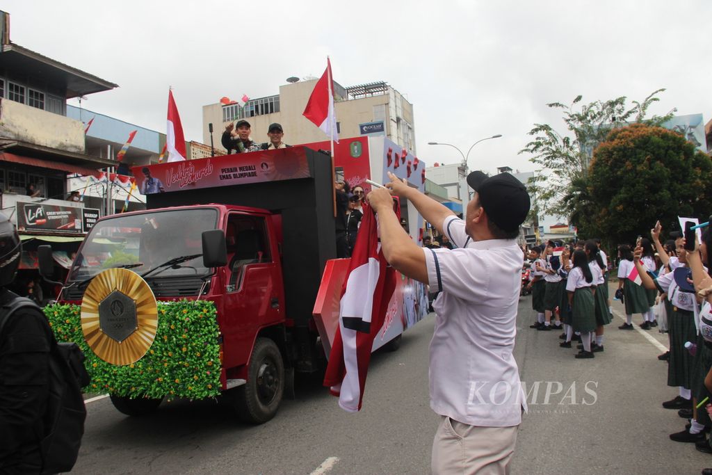 Salah satu guru di Jalan Gajah Mada, Kota Pontianak, Kalimantan Barat, meminta Veddriq memandatangani jersi yang dibawanya, Rabu (21/8/2024). Di sekitar lokasi itu juga terdapat banyak warung kopi sehingga dikenal dengan julukan Coffee Street.