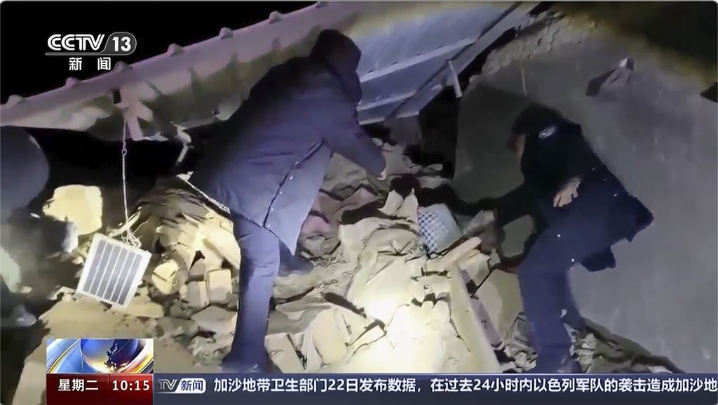 Dalam foto yang diambil dari tayangan televisi CCTV China, petugas penyelamat tengah bekerja di dekat reruntuhan. akibat gempa bumi yang mengguncang Prefektur Otonomi Kizilsu Kirghiz, Xinjiang, China barat, Selasa (23/1/2024). 