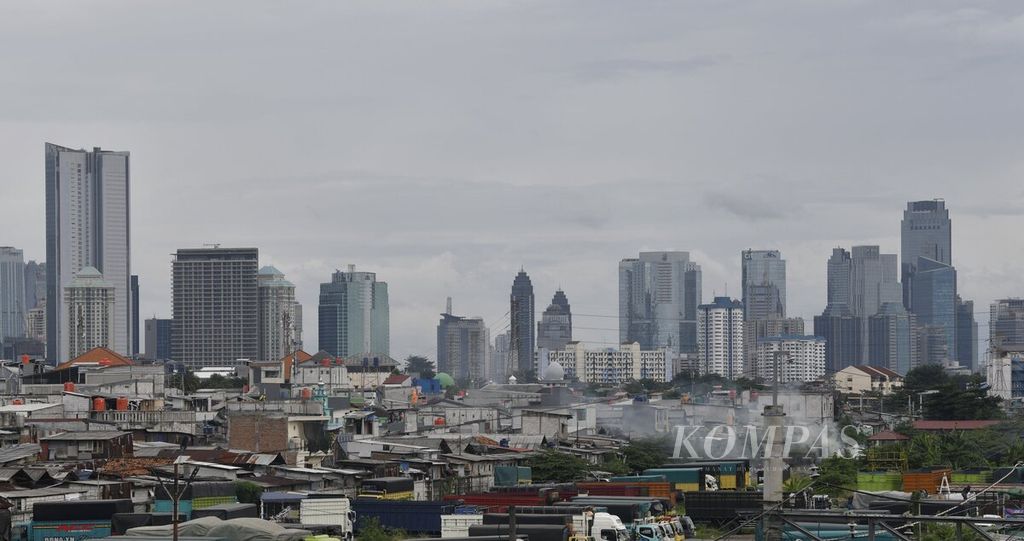 Lanskap gedung-gedung bertingkat di Jakarta, Minggu (27/2/2022). Kementerian Dalam Negeri melalui Direktorat Jenderal Dukcapil memperbarui data kependudukan semester II tahun 2021 yang mencatat jumlah penduduk Indonesia  273.879.750 jiwa. Dari jumlah tersebut, terdapat kenaikan  2.529.861 jiwa dibandingkan dengan tahun 2020. Indonesia saat ini memasuki era bonus demografi dengan penduduk usia produktif (15-64 tahun) mendominasi jumlah penduduk di dalam negeri. 
