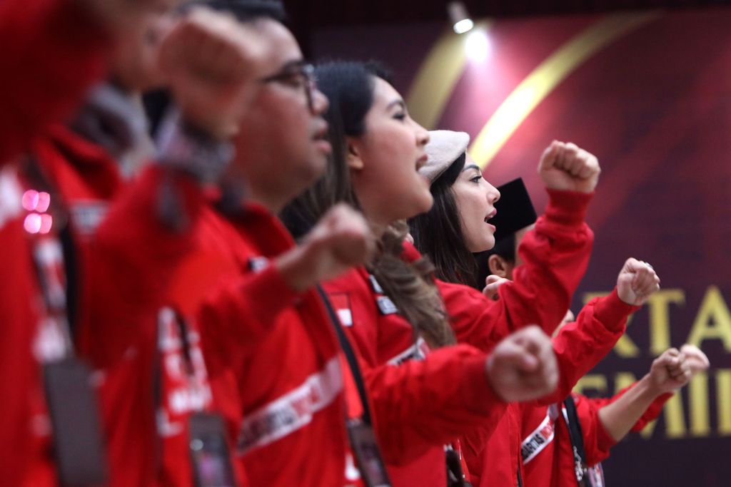 Pengurus DPP Partai Solidaritas Indonesia (PSI) menyanyikan mars partai saat pendaftaran partai politik calon peserta Pemilu 2024 di Kantor KPU, Jakarta, Rabu (10/8/2022). 