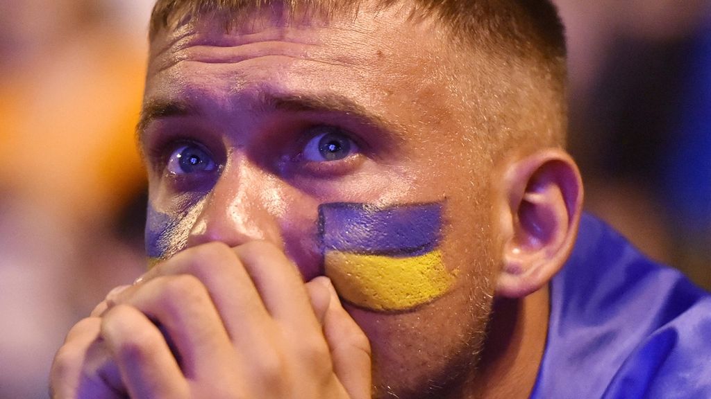Raut muka kesedihan terpancar dari wajah salah seorang suporter Ukraina di Kiev setelah tim kesayangannya dikalahkan oleh timnas Inggris di babak perempat final Piala Eropa 2020.