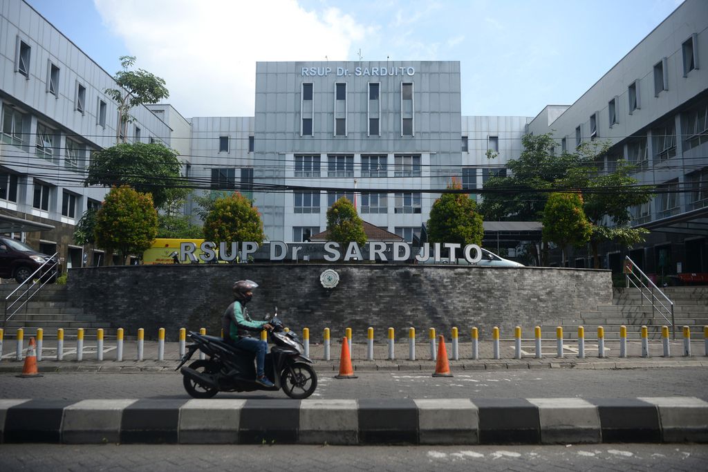Pengendara sepeda motor melintas di depan Rumah Sakit Umum Pusat Dr Sardjito, Kabupaten Sleman, Daerah Istimewa Yogyakarta, Minggu (4/7/2021). 