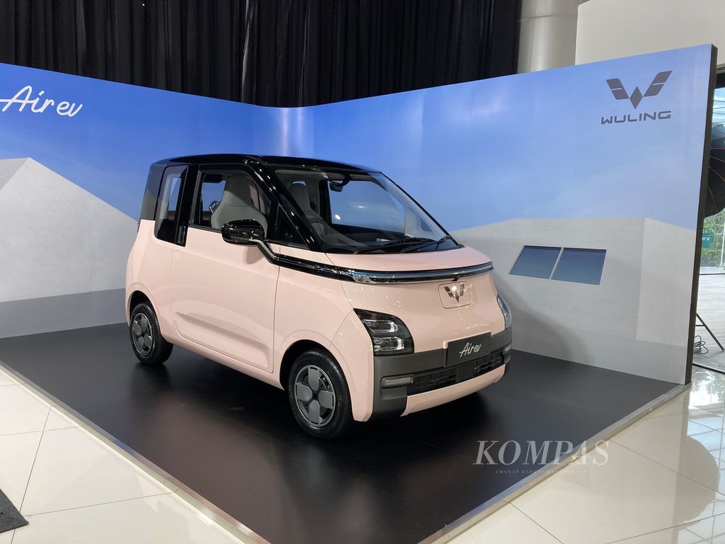 Perkenalan Wuling Air ev, mobil listrik murni perdana Wuling yang dirakit dan dipasarkan di Indonesia. Perkenalan ini berlangsung di Wuling Center, Jakarta Selatan, Jumat (15/7/2022).