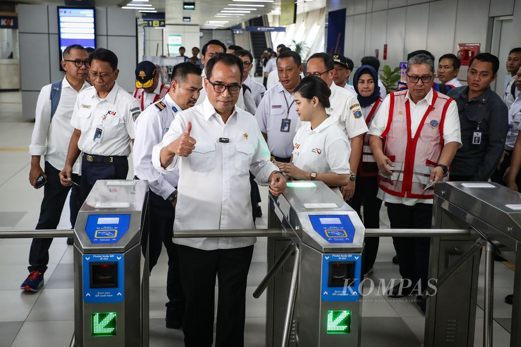 Menteri Perhubungan Budi Karya Sumadi (paling depan) memasuki area keberangkatan di Stasiun LRT Harjamukti, Depok, Jawa Barat, Rabu (12/7/2023).