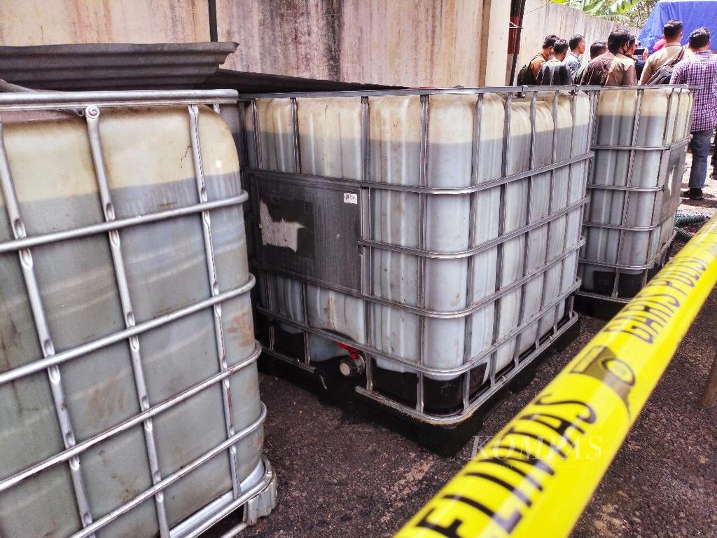 Delapan jeriken berisi 8.000 liter BBM bersubsidi jenis biosolar berhasil diamankan Polres Temanggung dari dua tersangka, Kamis (1/9/2022).