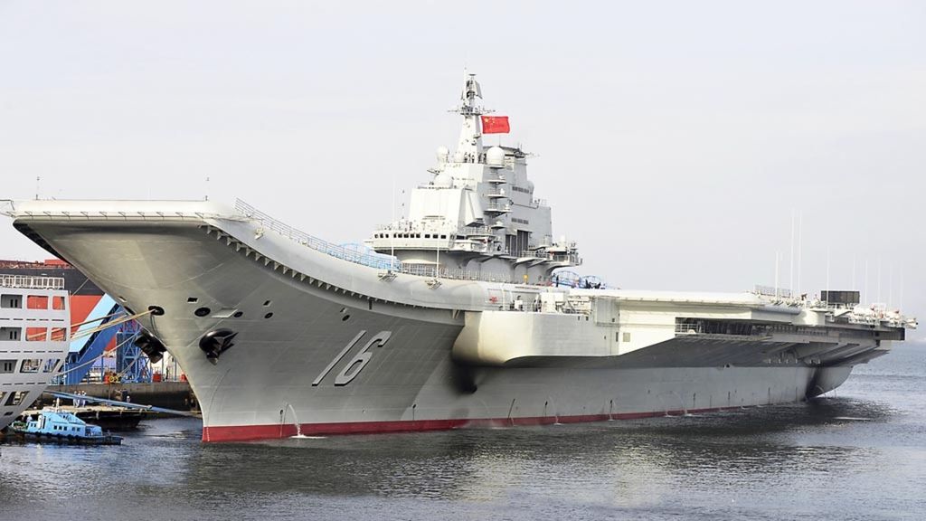 Kapal induk milik Angkatan Laut China, Liaoning. Pembangunan hingga pengoperasian kapal itu menghabiskan 14 tahun di tiga negara. Dibangun Uni Soviet di Ukraina dengan nama Riga lalu Varyag, kapal itu dijual ke China dalam kondisi separuh jadi pada 1998.