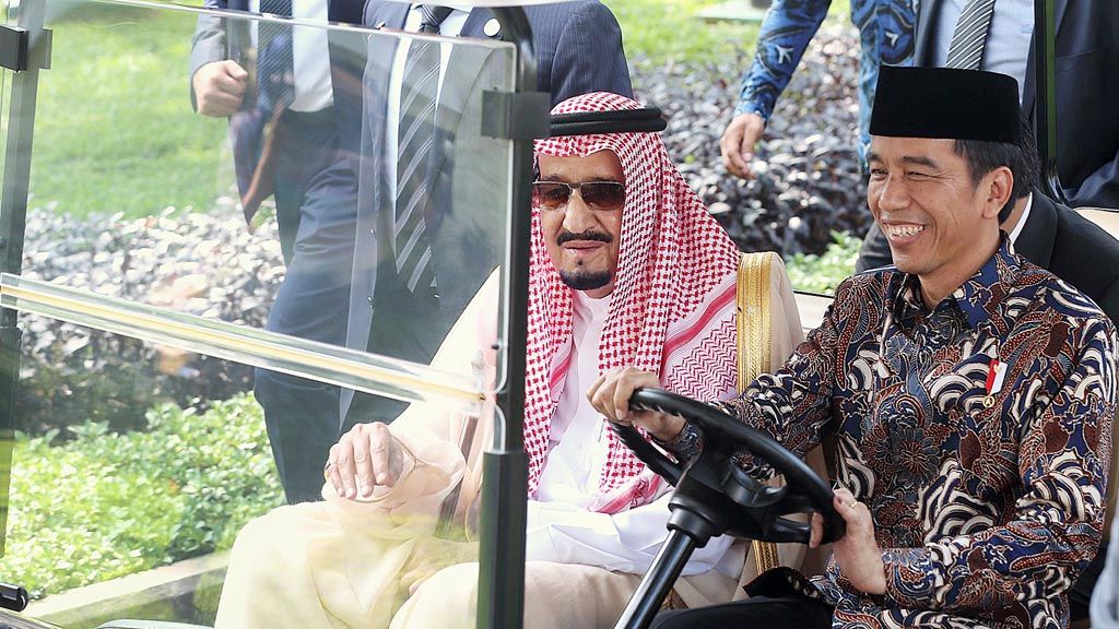 Presiden Joko Widodo mengemudikan sendiri bogi saat mengantar Raja Arab Saudi Salman bin Abdulaziz al-Saud menuju lokasi penanaman pohon ulin (Eusideroxylon zwageri) di halaman tengah Istana Kepresidenan, Jakarta, Kamis (2/3). 