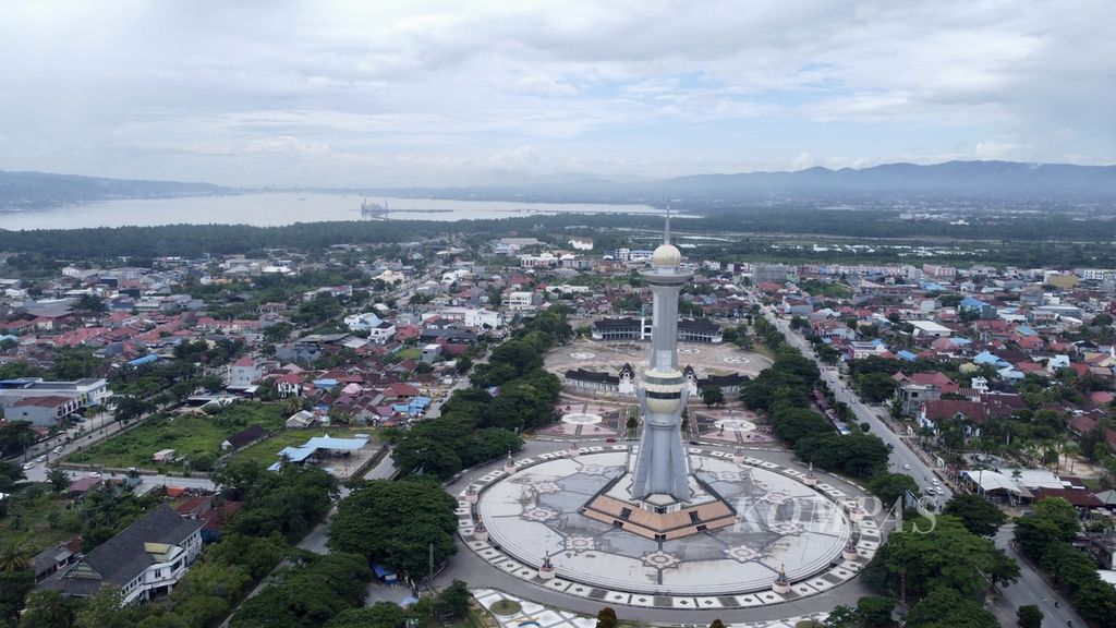 Kawasan Tugu Religi eks MTQ di Kendari, Sulawesi Tenggara, pada Rabu (24/4/2024). Kawasan seluas 5 hektar ini menjadi pusat aktivitas warga Kendari sejak pagi hingga malam hari. 