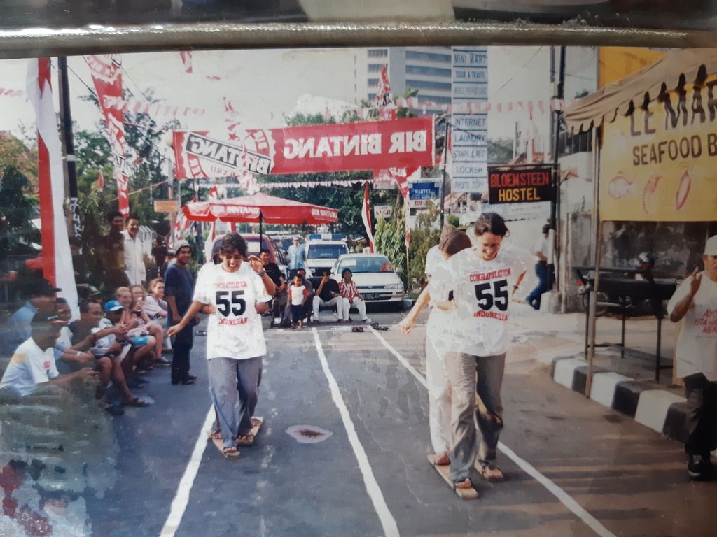 Dokumentasi kegiatan para turis asing di Jalan Jaksa pada tahun 1990-an yang diabadikan oleh pemilik Memories Café.