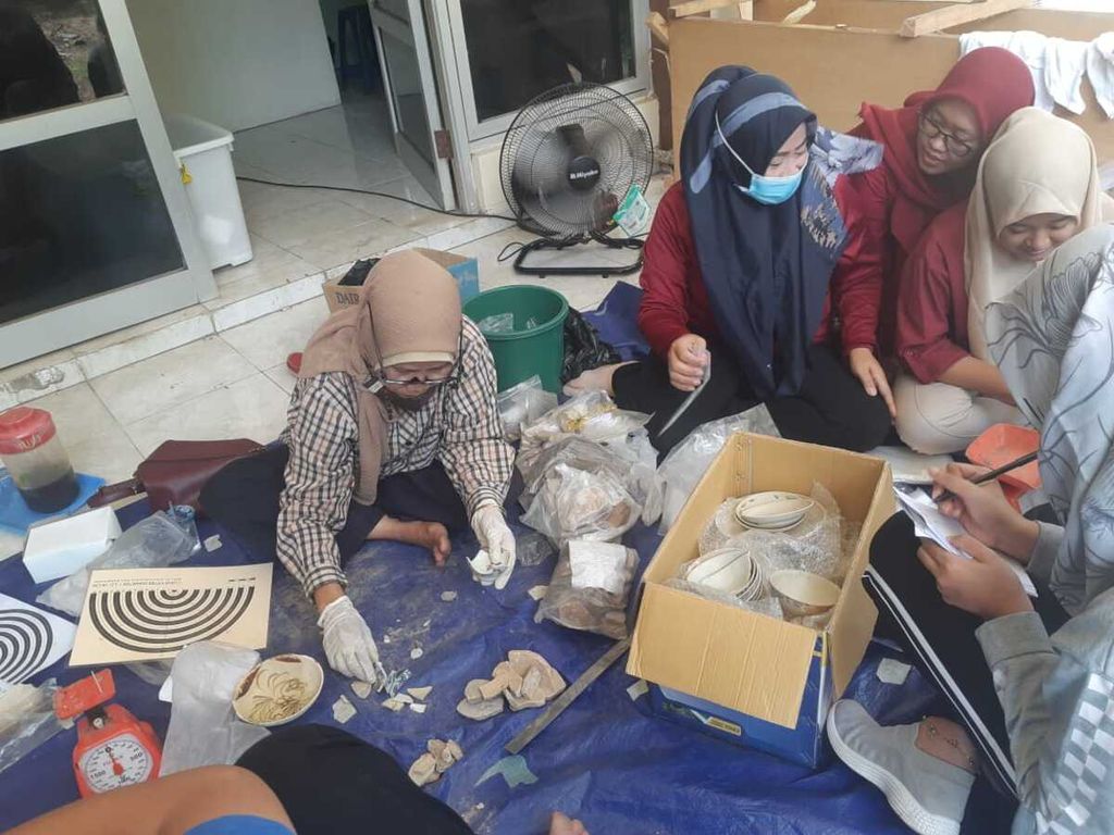 Peneliti dari Balai Arkeologi Sumatera Selatan sedang mengidentifikasi benda bersejarah yang diduga berasal dari masa Kerajaan Sriwijaya di Museum Sriwijaya, awal Juni 2021. 