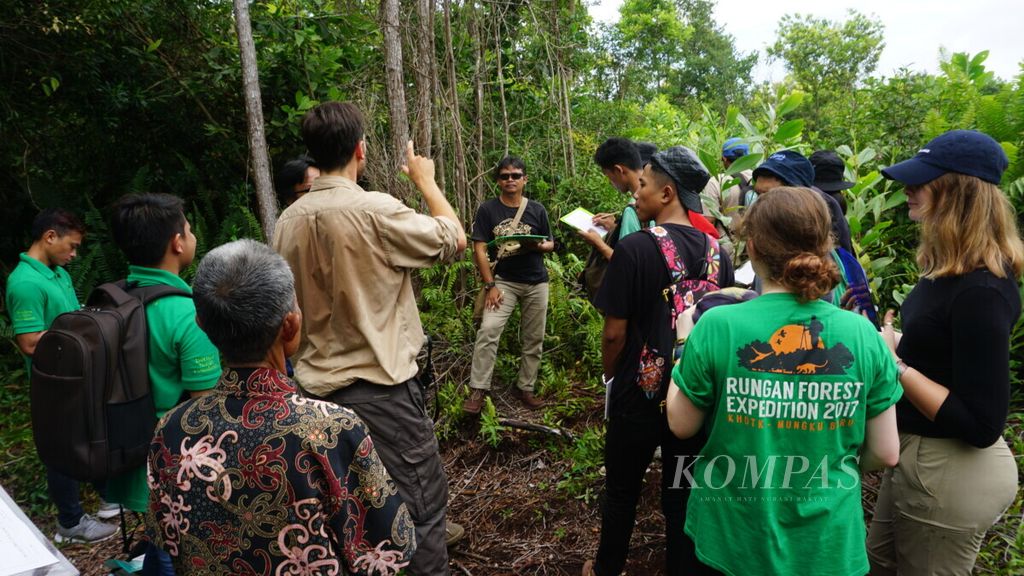 Nick Boyd, peneliti burung asal Inggris, sedang menjelaskan penggunaan bioakustik untuk meneliti suara burung di hutan sekunder di Palangkaraya, Kalimantan Tengah, Rabu (3/7/2019)