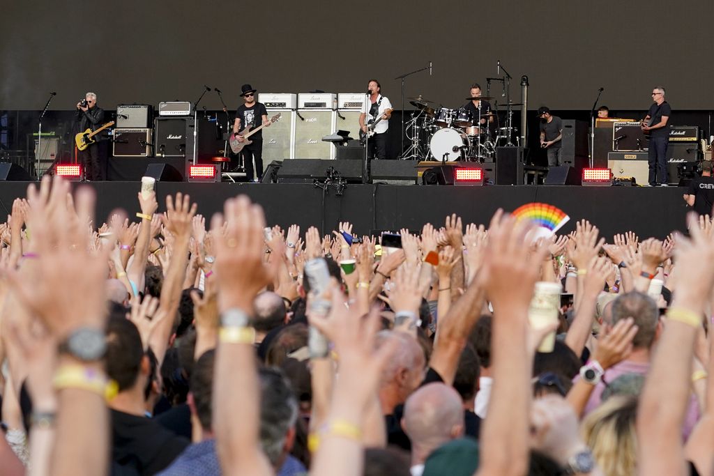 Pearl Jam tampil dalam acara BST Hyde Park di London, Inggris, Jumat (8/7/2022). Dari kiri: Mike McCready, Jeff Ament, Eddie Vedder, Matt Cameron, dan Stone Gossard. 