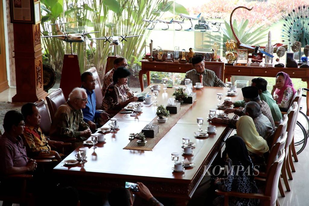 Presiden ke-3 RI BJ Habibie saat menerima tokoh-tokoh dari Suluh Kebangsaan di kediamannya di Jakarta, Rabu (1/5/2019). Kegiatan bertajuk "Silaturahmi dan Sarasehan Tokoh Masyarakat dan Sesepuh Bangsa" tersebut untuk membicarakan dan membahas situasi dan kondisi kebangsaan terkini. 
