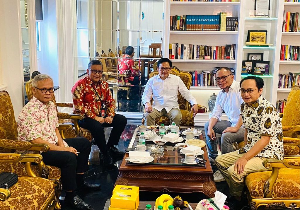 Sekjen PDI-P Hasto Kristiyanto menjalin komunikasi politik dengan Ketua Umum Partai Kebangkitan Bangsa Muhaimin Iskandar di kantor DPP PKB, Jakarta, Jumat (2/6/2023) siang. Pertemuan ini berlangsung sebelum DPP PDI-P mendapat kunjungan dari DPP Partai Amanat Nasional (PAN).