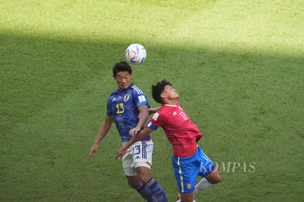 Pemain Kosta Rika Lionel berebut bola dengan pemain Jepang di fase Grup E Piala Dunia 2022 di Stadion Ahmad Bin Ali, Qatar, Minggu (27/11/2022). Kosta Rika menang 1-0. 