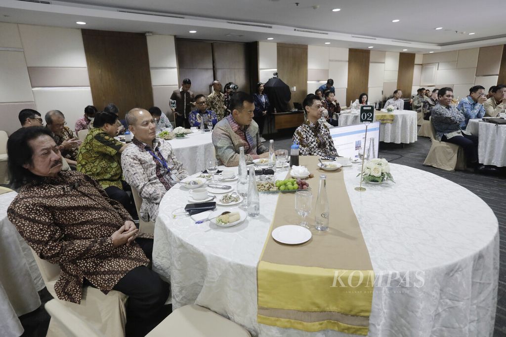 Pemimpin Umum Harian Kompas Lilik Oetama (keuda dari kiri) hadir bersama sejumlah tamu undangan dan peserta dalam diskusi Afternoon Tea#19 Kompas Collaboration Forum (KCF) di Gedung Kompas Gramedia, Palmerah Selatan, Jakarta, Jumat (13/9/2024). Kompas/Riza Fathoni (RZF)