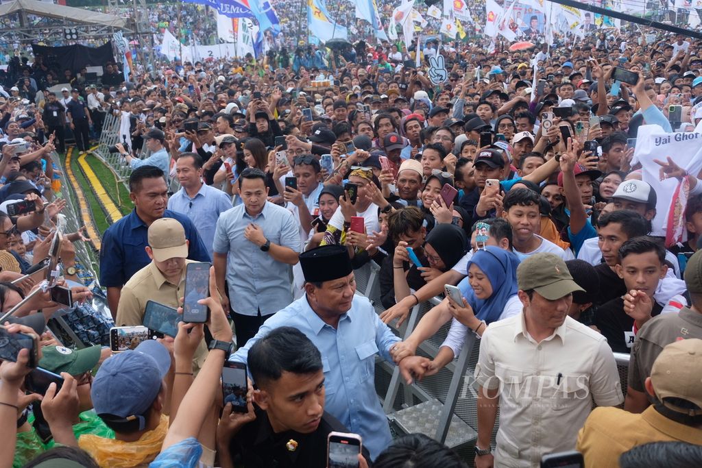 Calon presiden nomor urut 2, Prabowo Subianto (tengah), saat menghadiri kampanye akbar bertajuk Pesta Rakyat Wis Wayahe, di Gelanggang Olahraga Delta Sidoarjo, Jawa Timur, Jumat (9/2/2024).