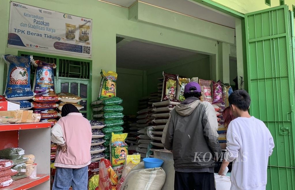 Pembeli memilih beras di salah satu pedagang beras di Kelurahan Mappala, Kecamatan Rappocini, Kota Makassar, Kamis (29/2/2024). Kenaikan harga beras banyak dikeluhkan warga.