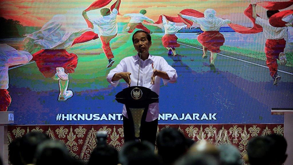 Presiden Joko Widodo ketika memberikan sambutan sebelum meresmikan pengoperasian Tol Palembang-Indralaya Seksi 1 (7,75 kilometer) di Palembang, Sumatera Selatan, Kamis (12/10).
