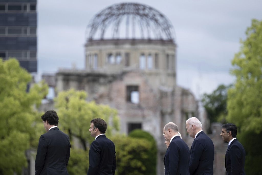 Para pemimpin G7 (dari kiri ke kanan), PM Kanada Justin Trudeau, Presiden Perancis Emmanuel Macron, Kanselir Jerman Olaf Scholz, Presiden Komisi Eropa Ursula von der Leyen, Presiden AS Joe Biden, serta PM Inggris Rishi Sunak melintas di depan Kubah Bom Atom dalam kunjungan mereka ke Peace Memorial Park, di Hiroshima, Jepang, Jumat (19/5/2023). 