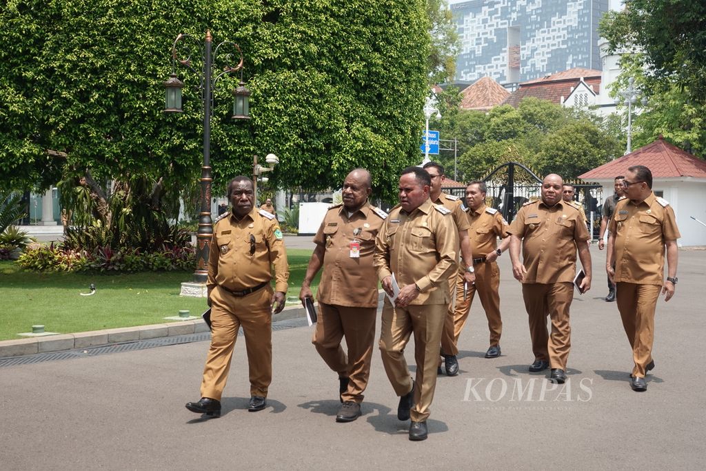 Para penjabat kepala daerah se-Indonesia saat berjalan di Kompleks Istana Kepresidenan sebelum mendengarkan arahan Presiden Joko Widodo di Istana Negara, Jakarta, Senin (30/10/2023).