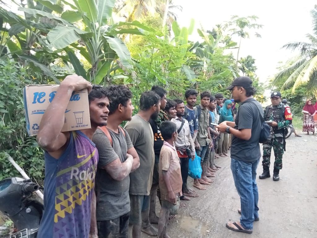 Refugees from the Rohingya ethnic group were located in Padang Kawa Village, Tangan-tangan District, South West Aceh Regency, Aceh on Monday (13/3/2023). They arrived in the regency after sailing from Bangladesh.