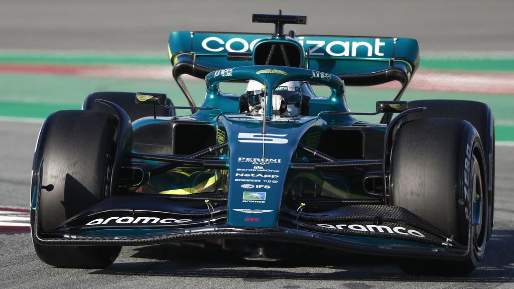 Pembalap tim Aston Martin, Sebastian Vettel, memacu kendaraannya pada sesi uji coba pramusim Formula 1 di Catalunya, Spanyol, Rabu (23/2/2022). Vettel lantas positif Covid-19, sehingga harus absen di seri pembuka Formula 1 musim 2022 di Bahrain, 20 Maret 2022 lalu.