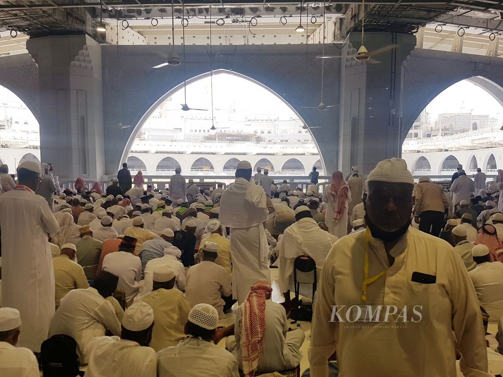 Jemaah bersiap untuk melakukan shalat Jumat menghadap Kabah di Masjidil Haram di Mekkah, Arab Saudi, Jumat (17/6/2022). Selama musim haji, banyak jemaah yang memilih shalat Jumat di masjid ini sambil melaksanakan tawaf.