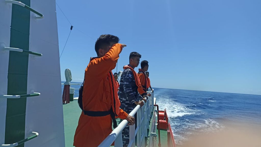 Tim Pencarian dan Pertolongan Kelas A Kupang melakukan pemantauan di laut dangkal terhadap 6 warga Timor Tengah Utara yang dinyatakan hilang di Laut Sawu, sejak 30 Agustus 2022-5 September 2022.