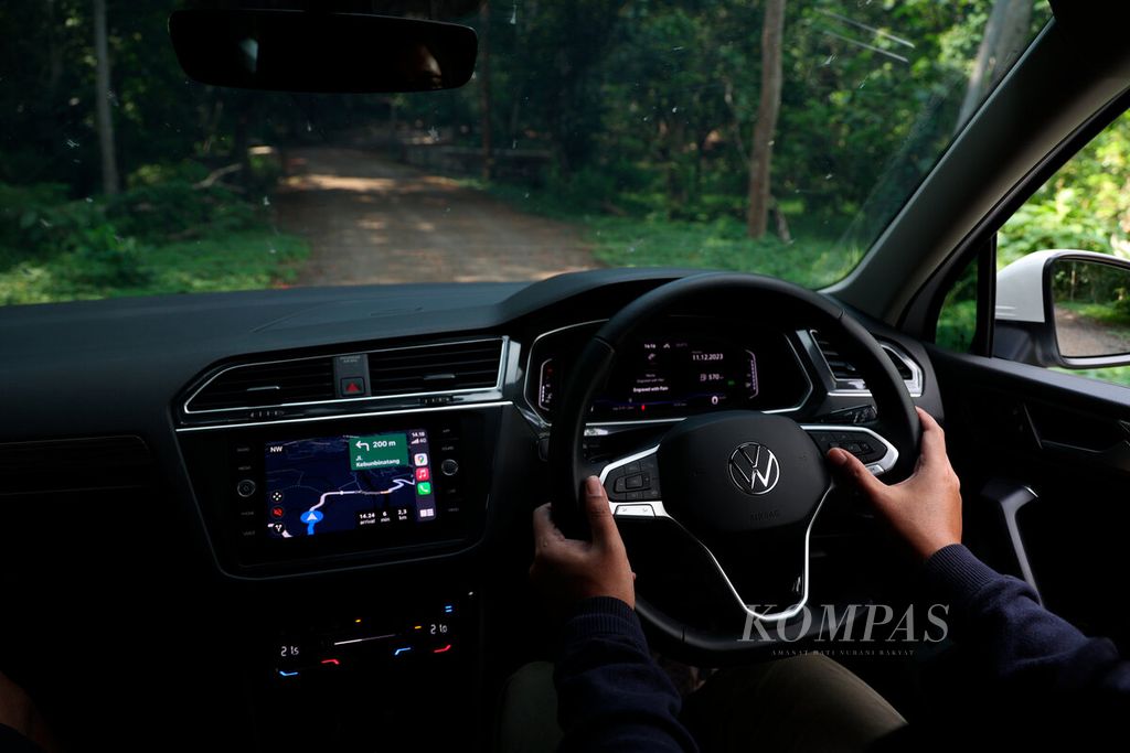 SUV All New Volkswagen (VW) Tiguan Allspace saat melintasi jalan tanah di Hutan Tinjomoyo, Kota Semarang, Jawa Tengah, Senin (11/12/2023). 