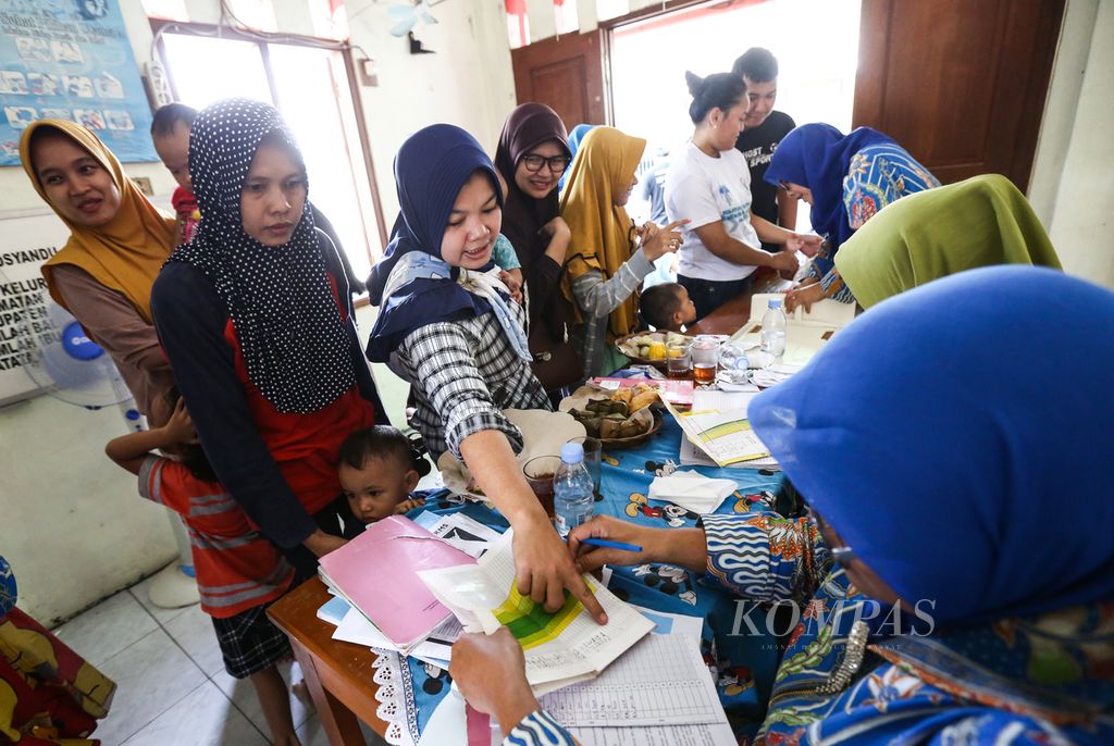 Ibu-ibu mendaftarkan anak balita mereka di Posyandu Bougenvile, Larangan Selatan, Kota Tangerang, Banten, Sabtu (11/1/2020). Pemeriksaan kesehatan, tumbuh kembang balita, serta pemberian imunisasi dilakukan secara berkala sebulan sekali. Posyandu tersebut memantau tumbuh kembang sekitar 200 bayi dan anak balita di kawasan tersebut. Setelah banjir, posyandu tersebut ramai dikunjungi. Pemberian imunisasi untuk anak balita di posyandu tersebut dibantu oleh tenaga medis dari Puskesmas Larangan Utara. Posyandu adalah garda terdepan pelayanan kesehatan bayi dan anak balita di Indonesia, termasuk penanggulangan tengkes (<i>stunting</i>).