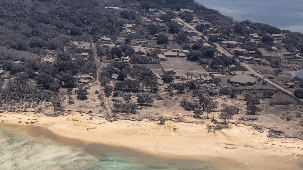 Foto selebaran ini diambil pada 17 Januari 2022 dari Angkatan Pertahanan Selandia Baru menunjukkan pemandangan dari pesawat P-3K2 Orion di area yang tertutup abu vulkanik di Tonga, setelah letusan gunung berapi Haa'pai pada 15 Januari. 