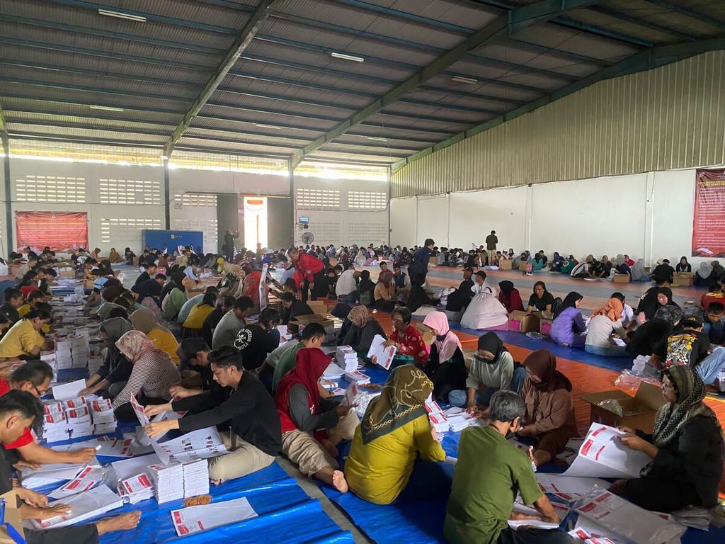 Aktivitas pelipatan surat suara di gudang logistik KPU Kota Bandung, Jawa Barat. Proses pelipatan surat suara untuk Pemilu 2024 untuk Kota Bandung terlaksana dari tanggal 8 Januari hingga 18 Januari 2024.